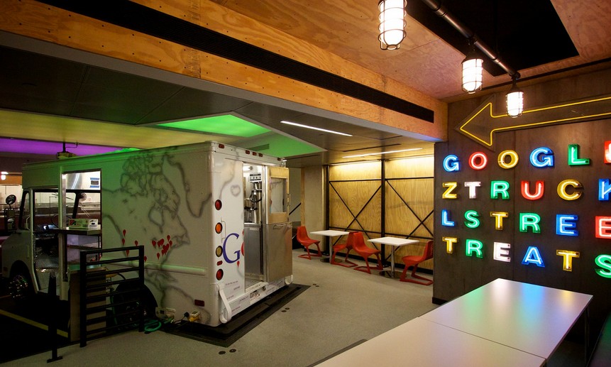 Интерьер одного из бесплатных кафетериев нью-йоркского офиса Google. Фото Marcin Wichary (CC BY 2.0).