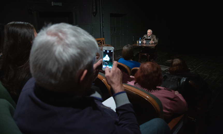 Сергей Коковкин читает свою пьесу в Молодёжном театре. Фото Артёма Келарева.