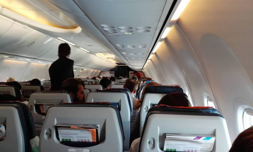 Весь полёт пассажирам придётся провести в масках, перчатках и с пристёгнутыми ремнями.