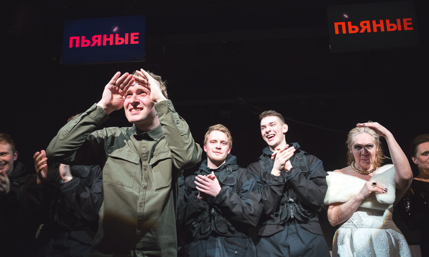 Максим Соколов на премьере спектакля «Пьяные» в Архангельском молодёжном театре. Фото Артёма Келарева.